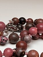 collana-con-pietre-dure-di-rodonite-rosa-e-con-venature-nere