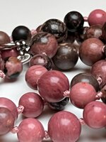 collana-con-pietre-dure-di-rodonite-rosa-e-con-venature-nere
