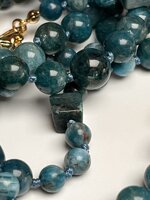 collana-lunga-con-pietre-dure-di-apatite