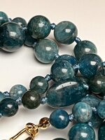 collana-lunga-con-pietre-dure-di-apatite