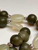 collana-con-pietre-dure-di-giada-verde-scuro-e-chiaro