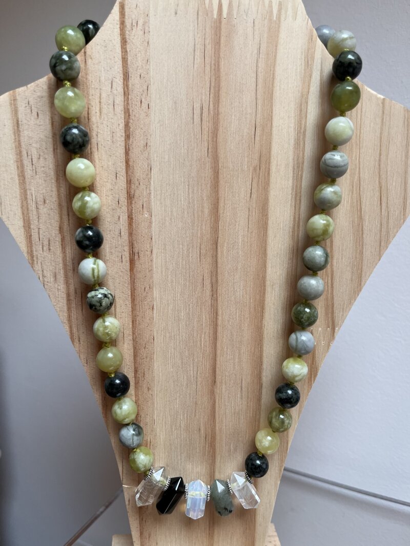collana-con-pietre-dure-di-giada-e-quarzo