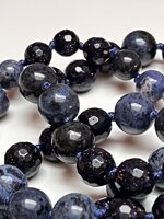 collana-con-pietre-dure-di-iolite-e-pietra-arenaria-blu