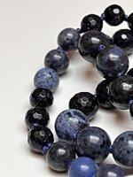 collana-con-pietre-dure-di-iolite-e-pietra-arenaria-blu