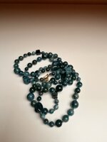 collana-lunga-con-pietre-dure-di-apatite