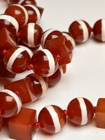 collana-con-pietre-dure-tibetane-e-agata-rossa