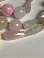 collana-con-pietre-dure-di-calcedonio-quarzo-rosa-quarzo-ialino-e-serpentino