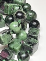 collana-con-pietre-dure-di-rubino-zoisite