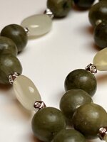 collana-con-pietre-dure-di-giada-verde-scuro-e-chiaro