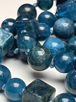 collana-con-pietre-dure-di-apatite