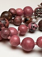 collana-con-pietre-dure-di-rodonite-rosa-e-con-venature-nere