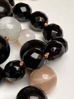 collana-con-pietre-dure-di-onice-pietra-di-luna-e-ossidiana-gold