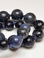 collana-con-pietre-dure-di-iolite-e-pietra-arenaria-blu