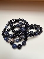 collana-con-pietre-dure-di-iolite-e-pietra-arenaria-blu