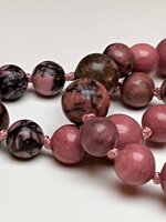 collana-con-pietre-dure-di-rodonite-rosa-e-con-venature-nere