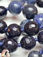 collana-con-pietre-dure-di-iolite-e-pietra-arenaria-blu