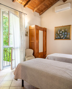 Ampia stanza con due finestre e bagno