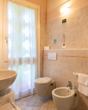 Bagno con doccia e finestrato
