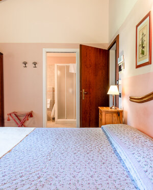 Letto matrimoniale con vista su stanza da bagno