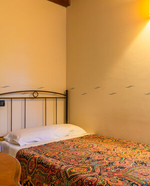 Letto singolo, microonde, bollitore, TV led