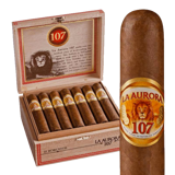 Sigaro La Aurora in primo piano, con fascia colorata e foglia di tabacco ben lavorata