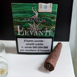 Sigaro Tornabuoni toscano in primo piano, con foglia di tabacco scura e lavorazione tradizionale