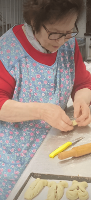 Rosalia Di Giorgi, cofondatrice del Bar Pasticceria Di Giorgi, ritratta in un momento di lavoro in pasticceria