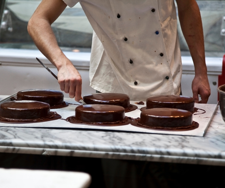 Pasticcera al lavoro nel laboratorio artigianale della Pasticceria Di Giorgi a Pioppo
