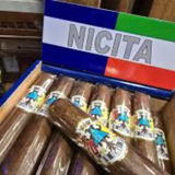 Sigaro Nicita in primo piano, con fascia scura e foglia di tabacco naturale dalla texture marcata