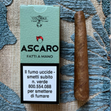 Sigari Ascaro artigianali disposti su superficie in legno, con fasce decorative e foglia di fascia naturale