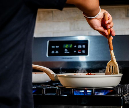 Rosticcere al lavoro nel laboratorio del salato della Pasticceria Di Giorgi a Pioppo, Monreale