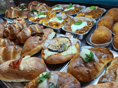 Selezione di rosticceria calda e primi piatti artigianali preparati quotidianamente