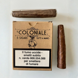 Sigaro Il Coloniale in primo piano, con fascia scura e foglia di tabacco naturale dalla texture marcata