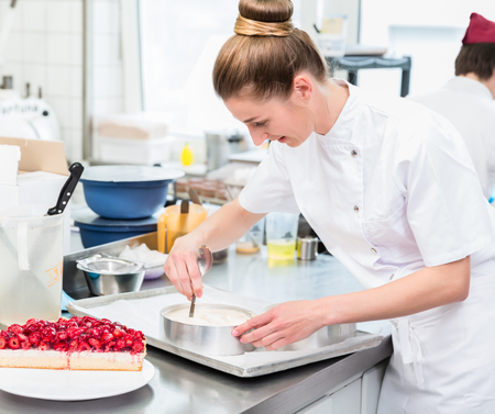 Pasticcera che prepara dolci artigianali nel laboratorio della Pasticceria Di Giorgi