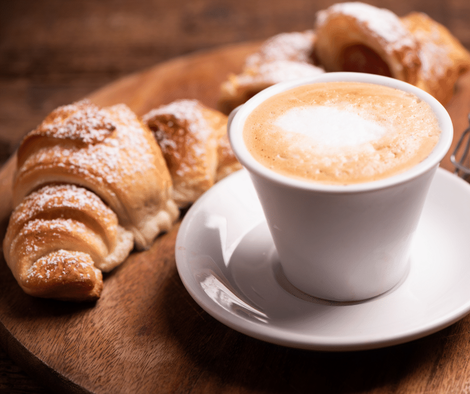 JTdCJTIyaXQlMjIlM0ElMjJDYXBwdWNjaW5vJTIwY2FsZG8lMjBlJTIwY29ybmV0dG8lMjBhcHBlbmElMjBzZm9ybmF0byUyMCVFMiU4MCU5MyUyMEJhciUyMERpJTIwR2lvcmdpJTIwUGlvcHBvJTIyJTdE