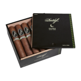 Sigaro Davidoff elegante in primo piano, con fascia bianca iconica e foglia di tabacco finemente lavorata