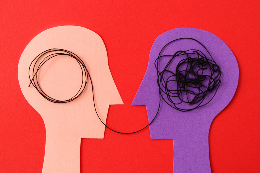 Scultura di figura umana che sostiene un blocco pesante, simbolo del peso emotivo