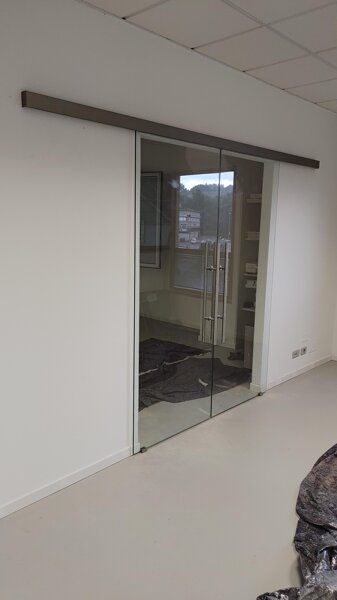 Porta scorrevole in float 10mm temperato con giuda a vista