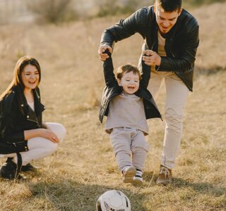 70150458-siluetta-della-donna-che-prega-sopra-la-bella-priorità -bassa-del-cielo.webp 70150458-siluetta-della-donna-che-prega-sopra-la-bella-priorità -bassa-del-cielo.webp