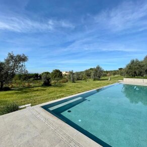 Piscina verso sfioro e giardino