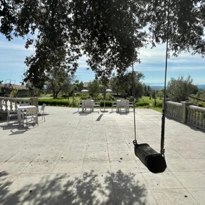 Piazzale lato anteriore sotto leccio