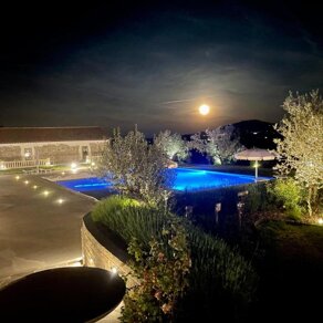 Piscina con luna piena