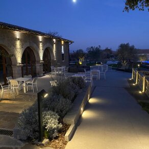 Foto notturna piazzale sala ristorante