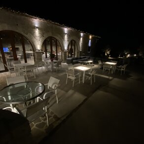 Piazzale anteriore ristorante notturna