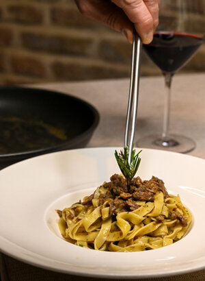 Tagliatelle all’uovo con stracotto e fresco di sedano
