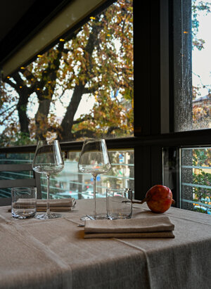 Tavola apparecchiata nella terrazza del ristorante