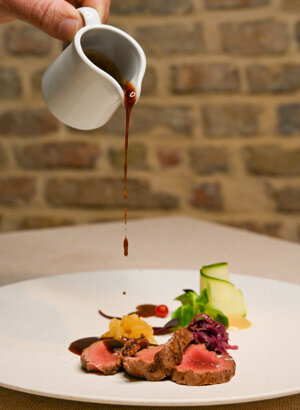 Lombo cotto a bassa temperatura con riduzione di frutti rossi