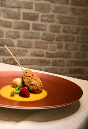 Bon bon con crema di zucca violina, mini canederlo e burro chiaro