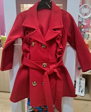 cappotto-con-bottoni-e-cintura