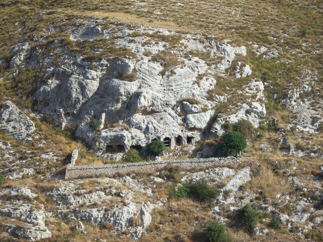 1280px-chiesa_rupestre_di_s._pietro